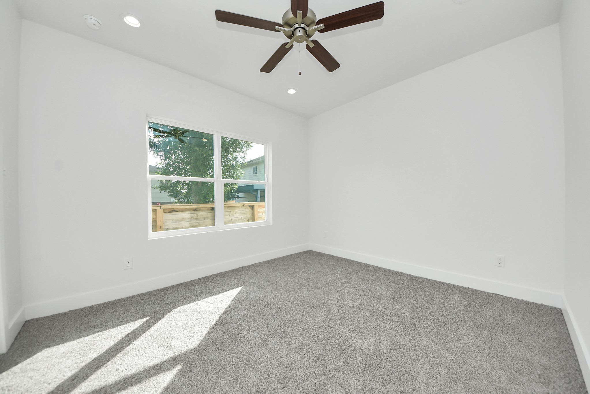 611 East 39th Street, Unit D Houston, TX 77022 - Photo 23 of 33 an empty room with a window and a fan