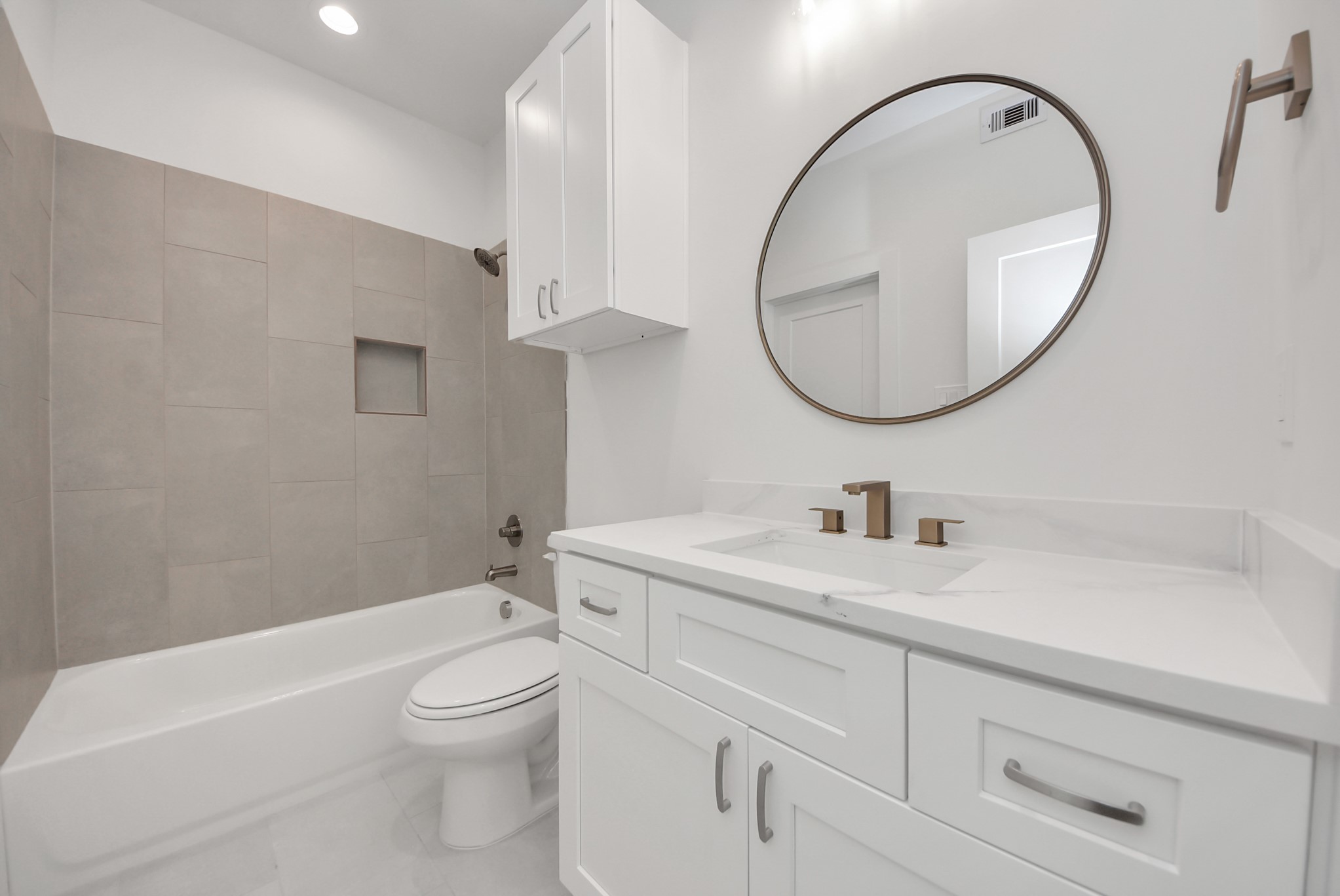 611 East 39th Street, Unit D Houston, TX 77022 - Photo 26 of 33 a bathroom with a sink a toilet and a mirror