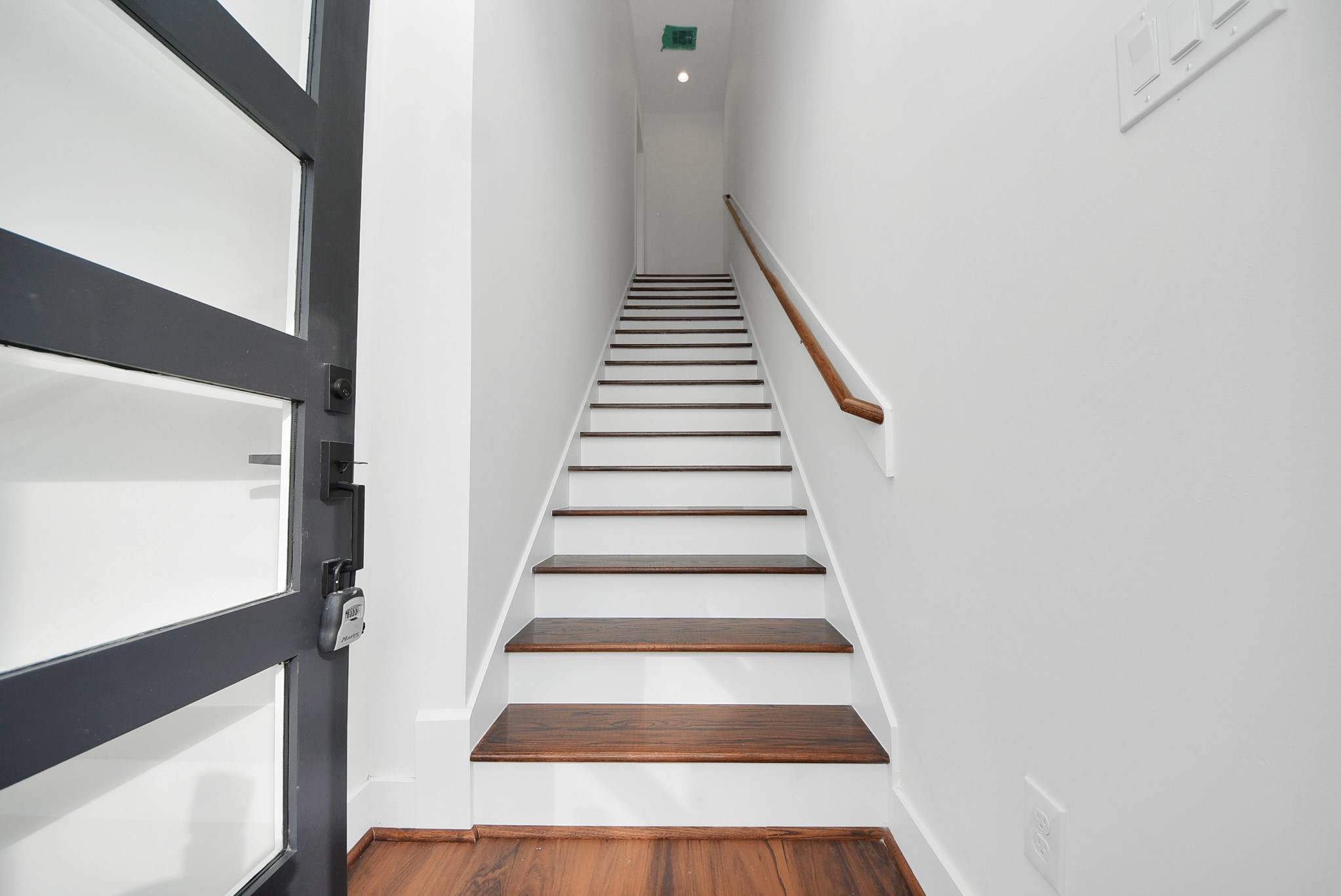611 East 39th Street, Unit D Houston, TX 77022 - Photo 3 of 33 a view of entryway
