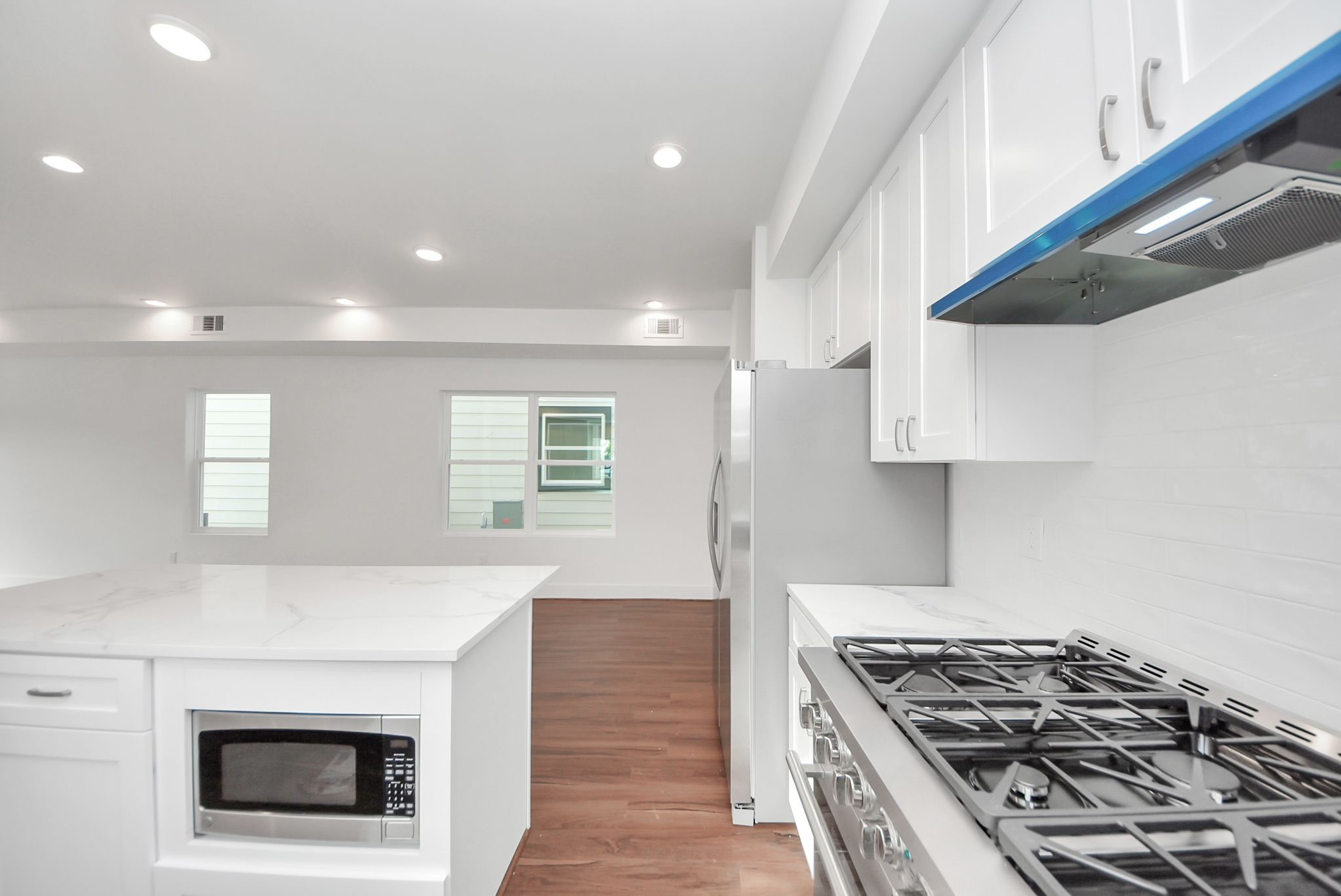611 East 39th Street, Unit D Houston, TX 77022 - Photo 7 of 33 a kitchen with stainless steel appliances a stove a sink and a refrigerator
