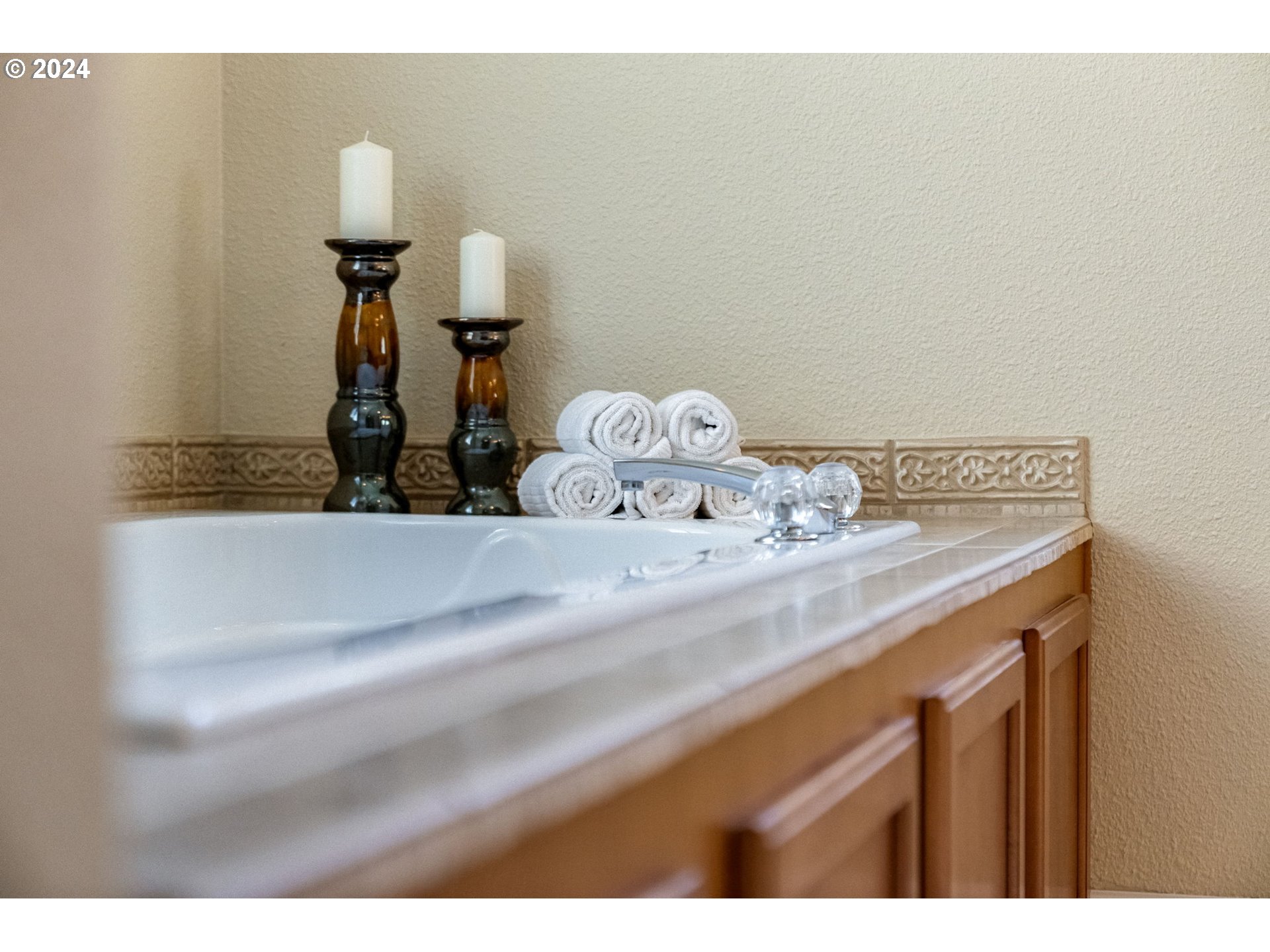 768 North 28th Avenue Cornelius, OR 97113 - Photo 27 of 40 a bathroom with a sink vanity and a mirror