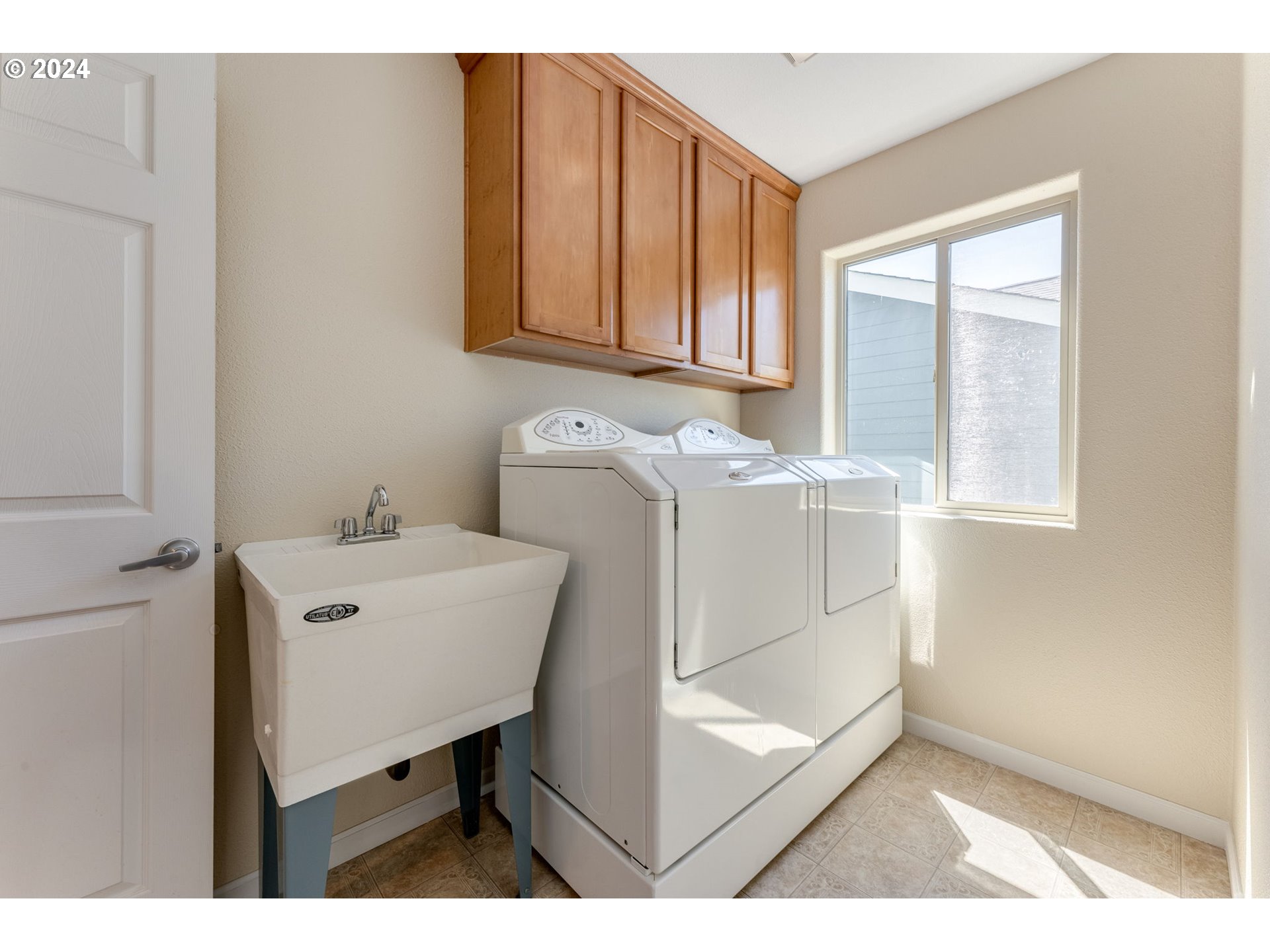 768 North 28th Avenue Cornelius, OR 97113 - Photo 31 of 40 a bathroom with a sink a mirror and a window