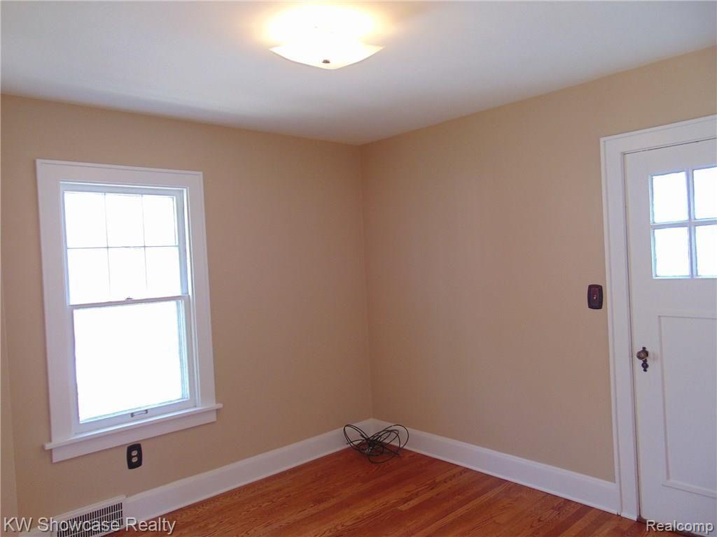 247 Chippewa Road Pontiac, MI 48341 - Photo 16 of 19 019.JPG