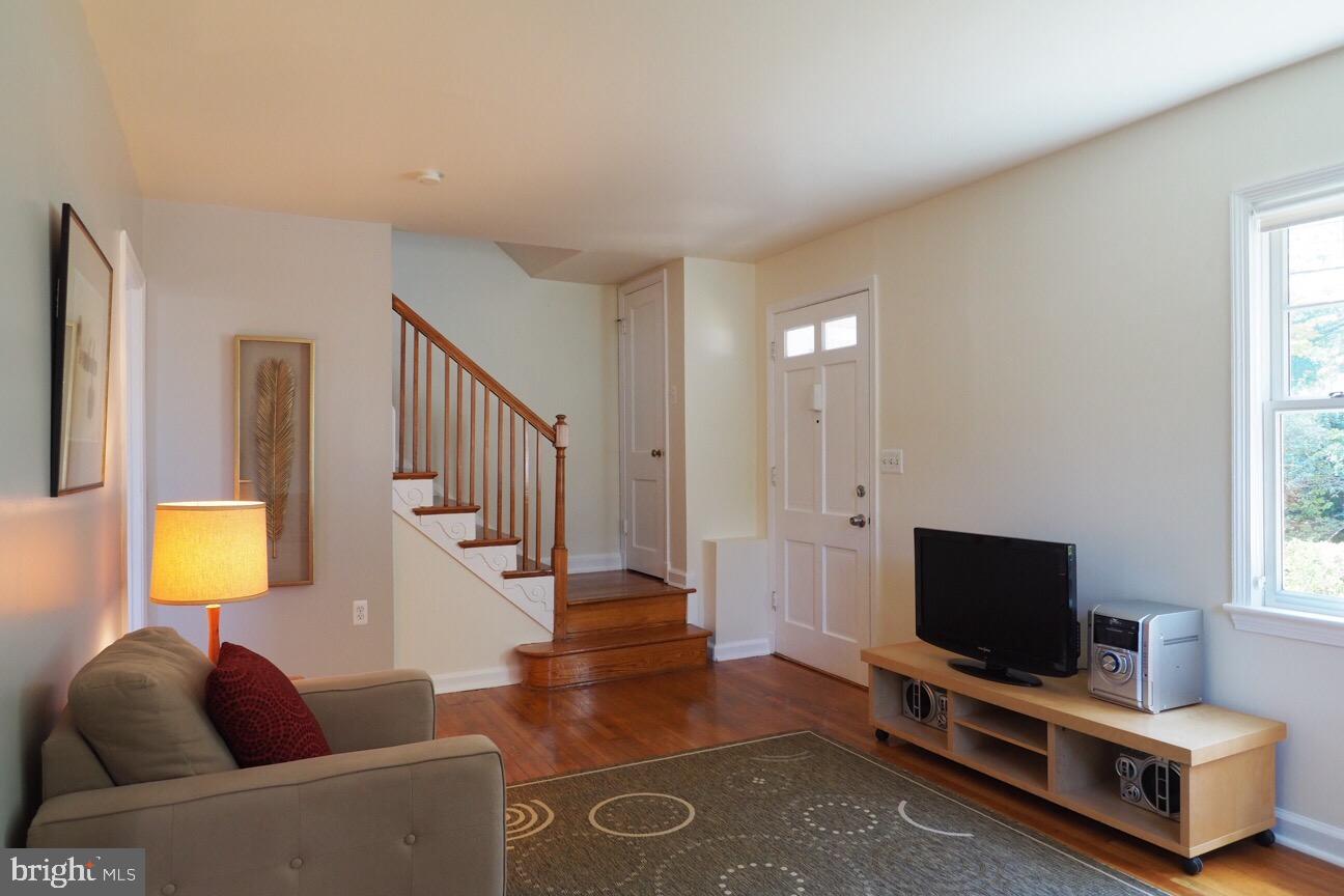 10701 Inwood Avenue Silver Spring, MD 20902 - Photo 5 of 25 Living Room