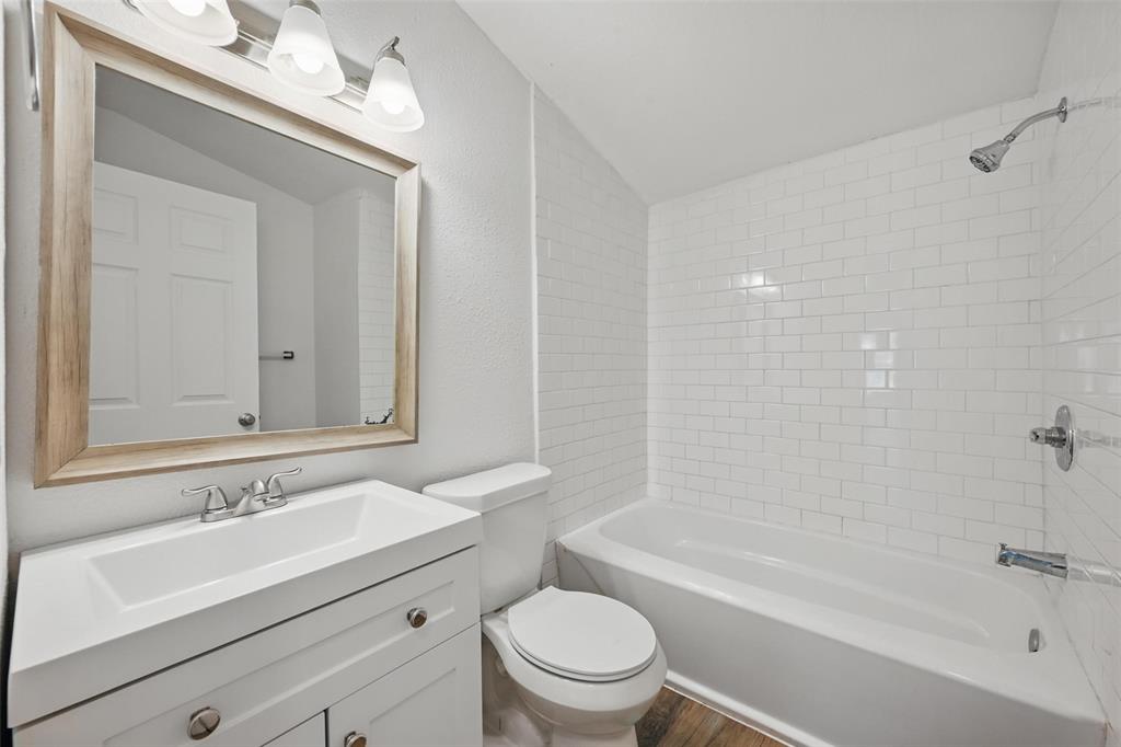 210 North 5th Avenue Denison, TX 75021 - Photo 15 of 20 a bathroom with a sink a toilet and a bathtub