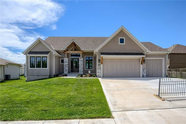 $830,000 | 2615 Northeast 91st Place, Kansas City, MO 64156