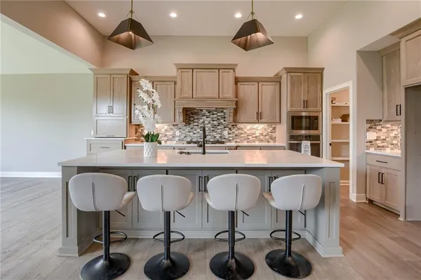 $830,000 | 2615 Northeast 91st Place, Kansas City, MO 64156