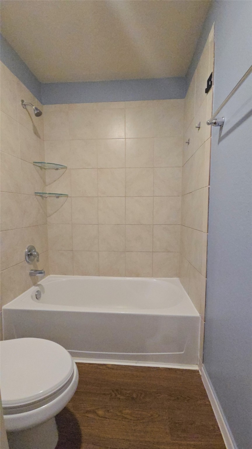 9918 Channel Set Way Rosharon, TX 77583 - Photo 19 of 21 a bathroom with a bathtub and a toilet