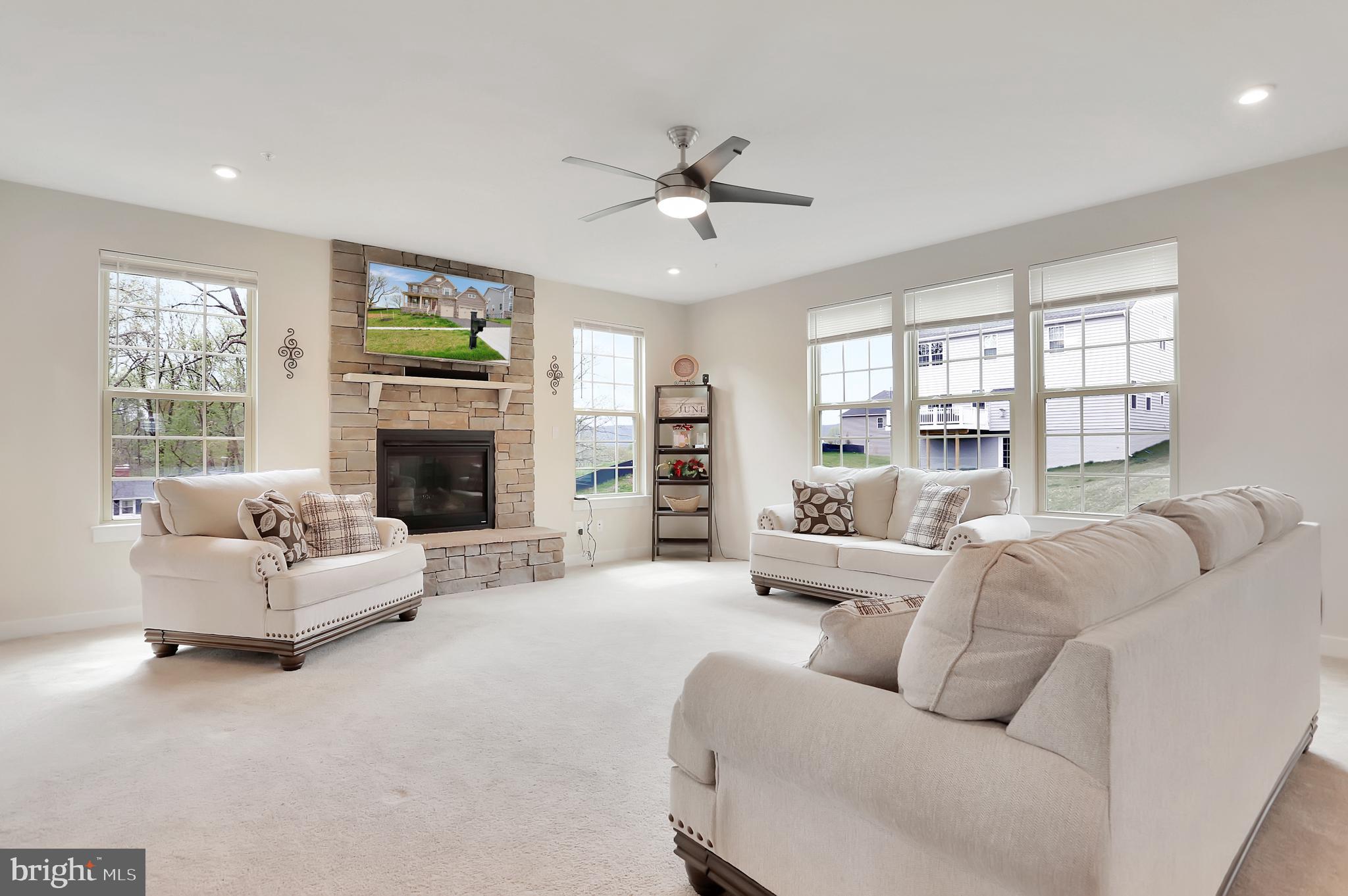 653 Central Avenue Brunswick, MD 21716 - Photo 6 of 62 Great Room