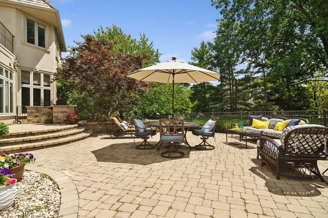 a view of a garden with an house