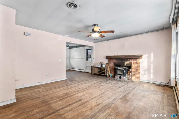 a view of a livingroom with furniture and a ceiling fan