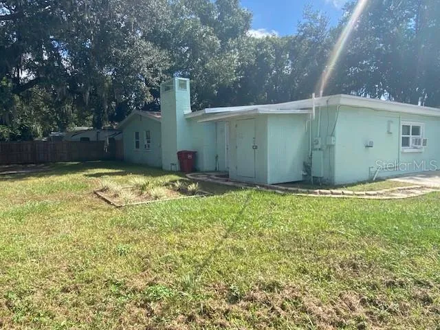 a view of a backyard