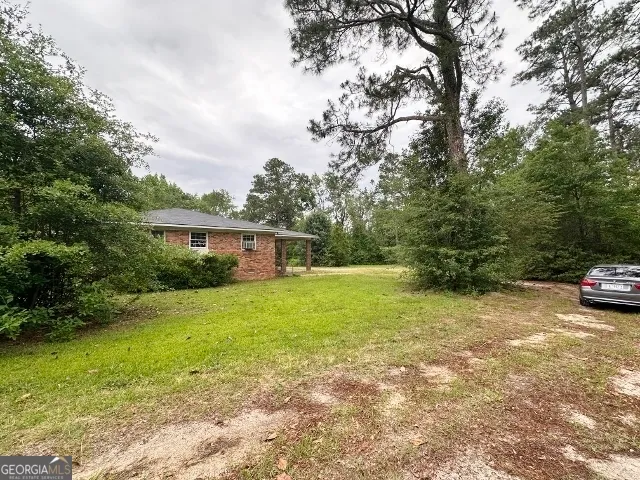 a view of a house with backyard and garden