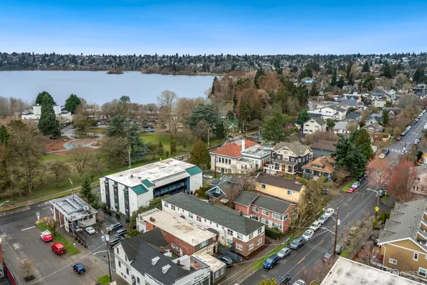 a picture of city view with lake view