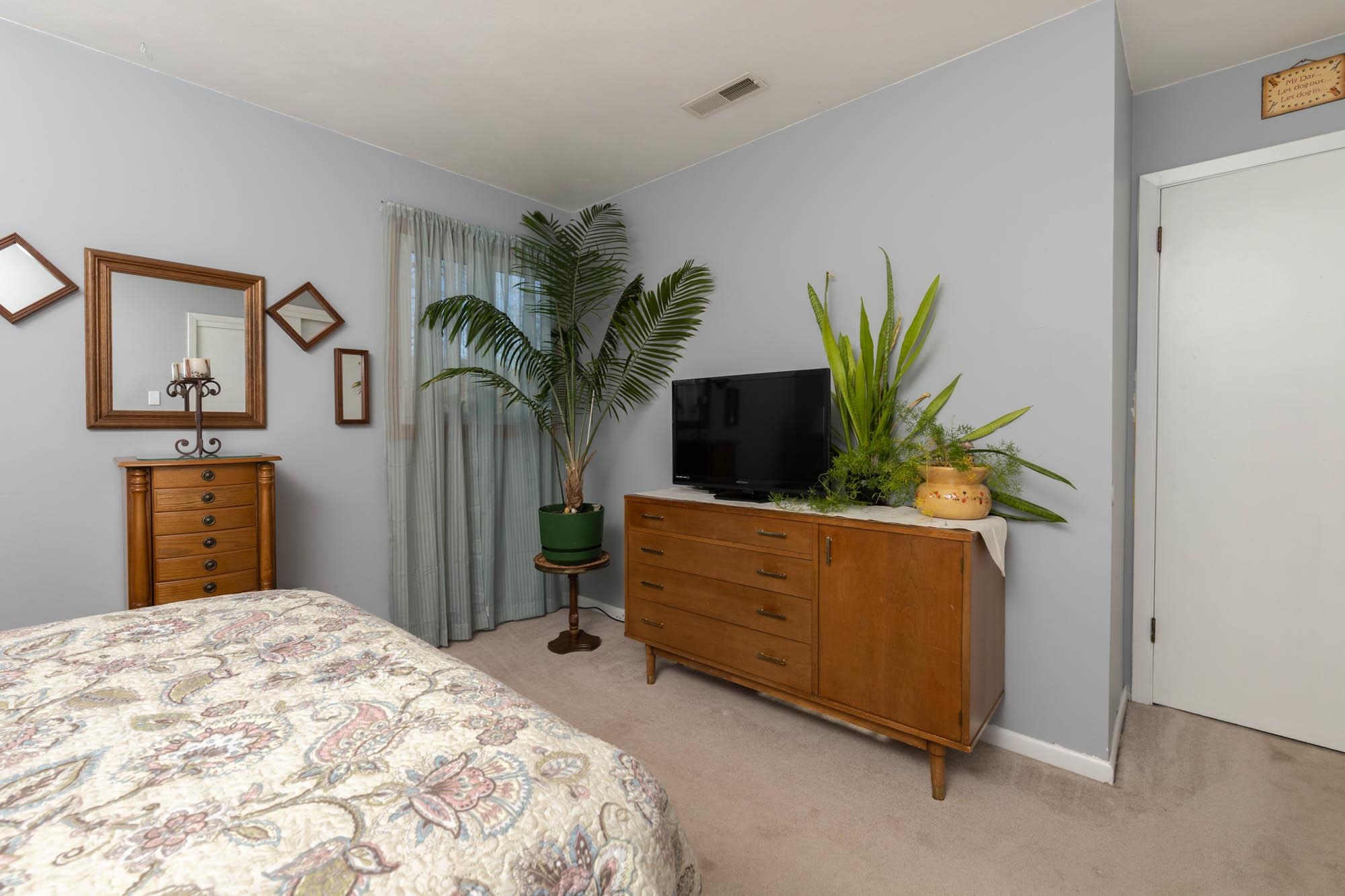 90 Lake Summerset Road Lake Summerset, IL 61019 - Photo 18 of 35 a bedroom with a bed and a potted plant