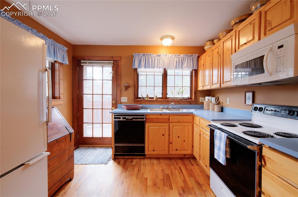 9455 Mohawk Trail Cascade, CO 80809 - Photo 7 of 33 Kitchen door coming in from upper parking space. Plenty of counter and cupboard area in this bright open kitchen.
