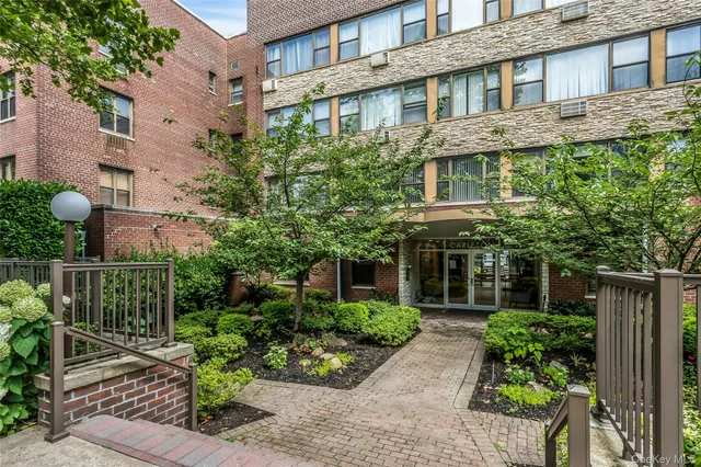 $465,000 | 15 Hill Park Avenue, Unit 1C, Great Neck, NY 11021