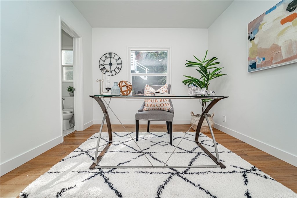 3880 Fairway Boulevard View Park, CA 90043 - Photo 19 of 47 a workspace with furniture and painting on the wall