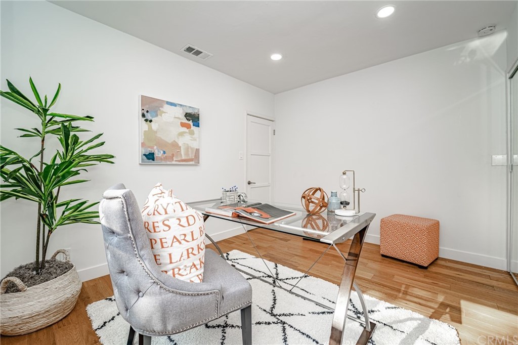 3880 Fairway Boulevard View Park, CA 90043 - Photo 20 of 47 a view of a livingroom with furniture