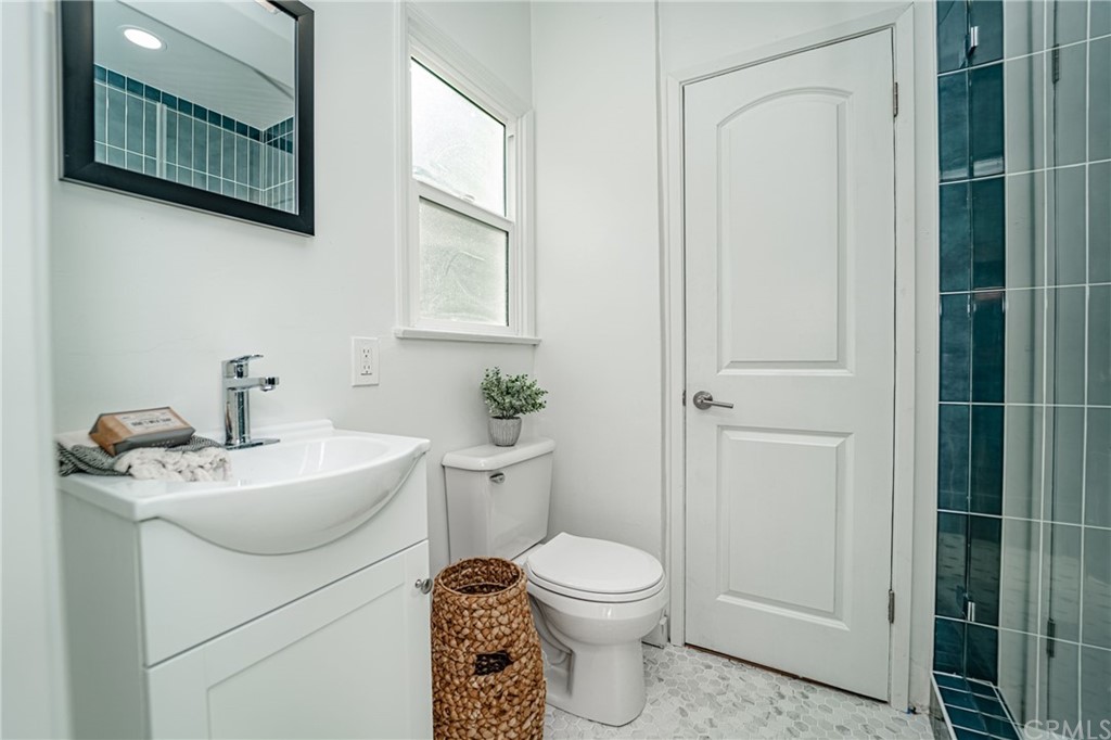 3880 Fairway Boulevard View Park, CA 90043 - Photo 21 of 47 a bathroom with a sink toilet and shower