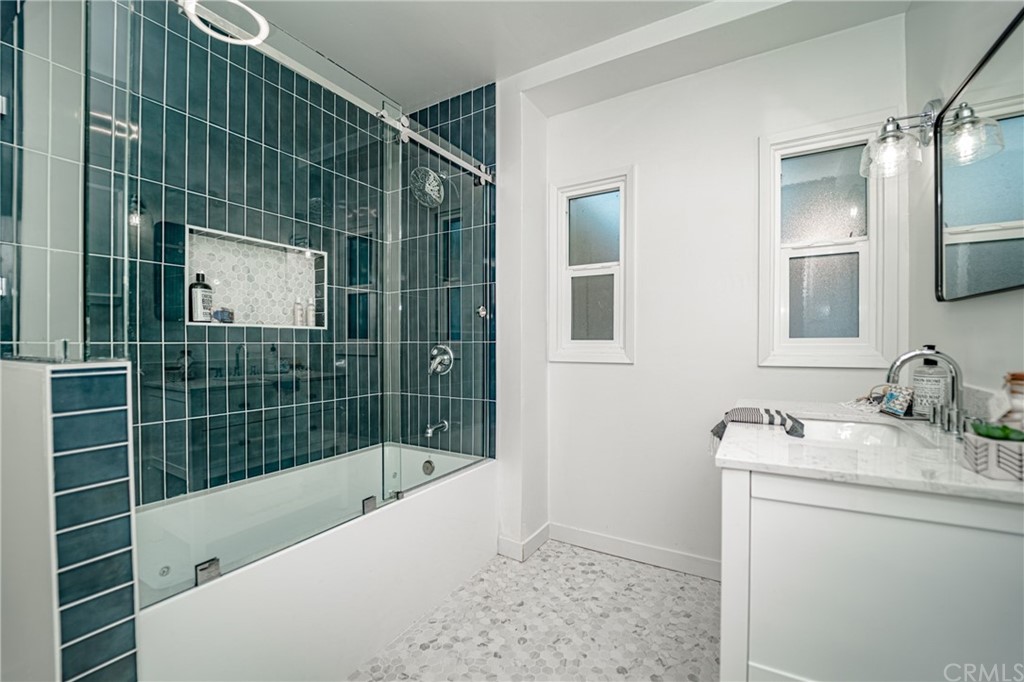 3880 Fairway Boulevard View Park, CA 90043 - Photo 26 of 47 a bathroom with a tub sink and shower