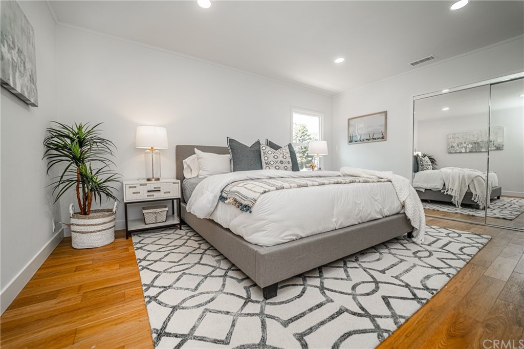 3880 Fairway Boulevard View Park, CA 90043 - Photo 27 of 47 a bedroom with a bed and a potted plant