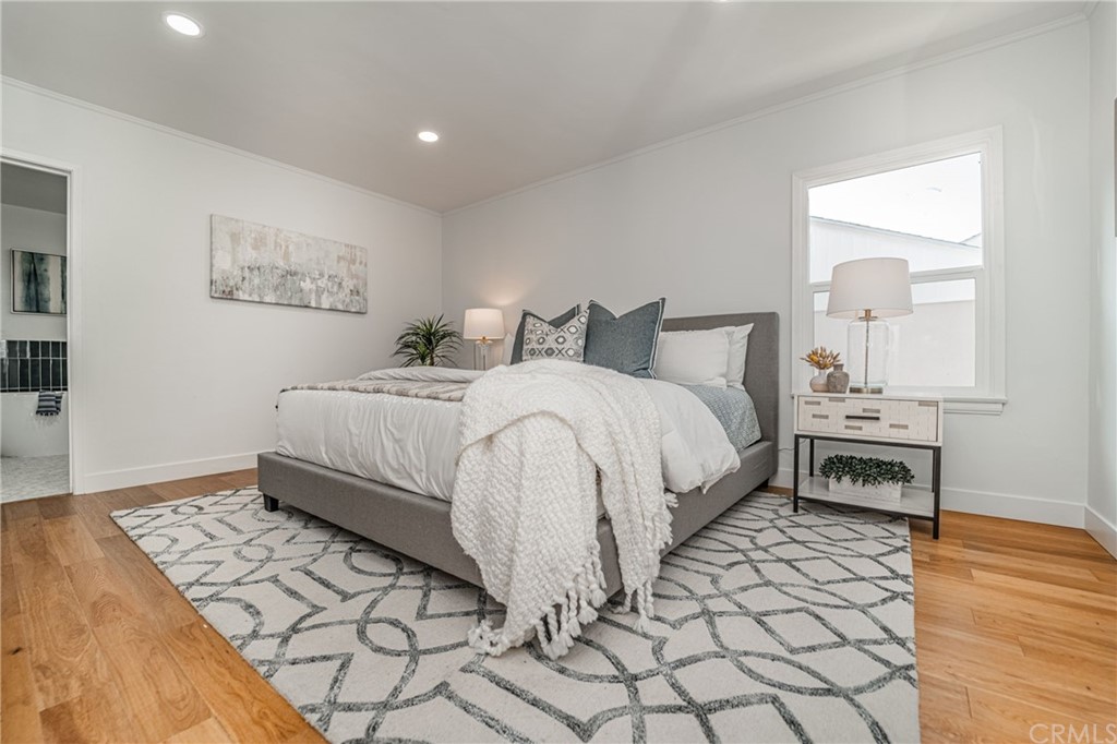 3880 Fairway Boulevard View Park, CA 90043 - Photo 28 of 47 a bedroom with a bed and a table