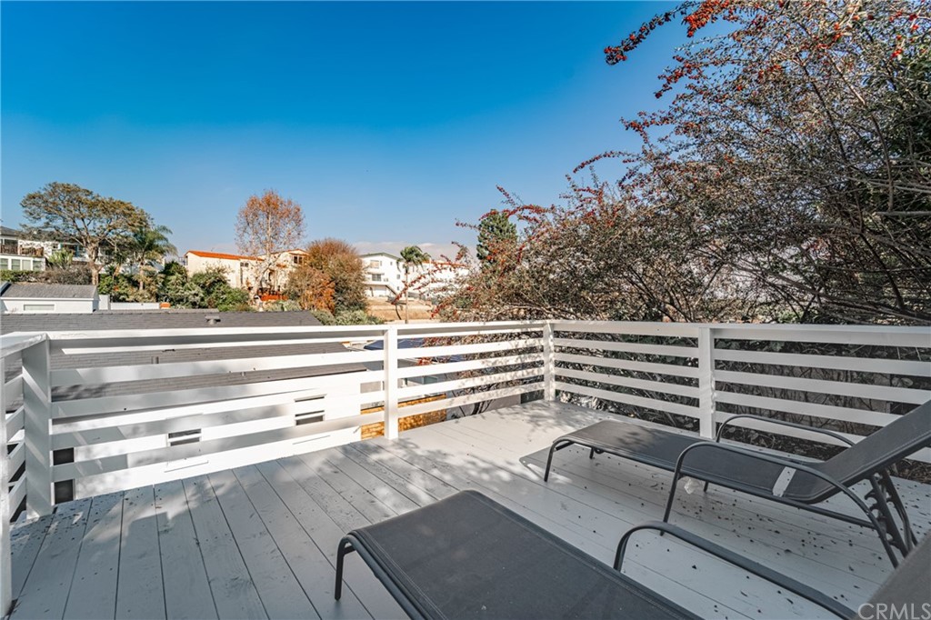 3880 Fairway Boulevard View Park, CA 90043 - Photo 43 of 47 a view of a balcony with an outdoor space