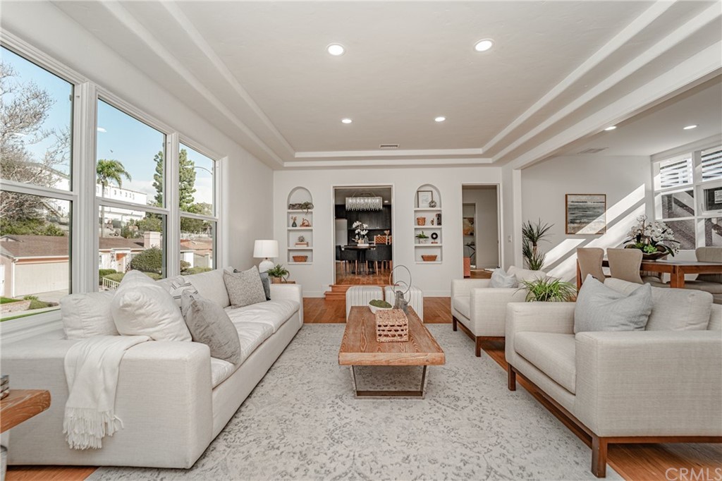 3880 Fairway Boulevard View Park, CA 90043 - Photo 5 of 47 a living room with furniture and a large window