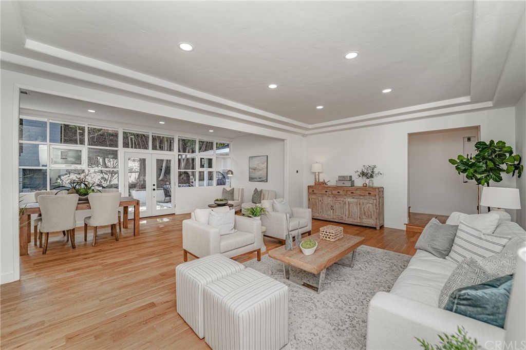 3880 Fairway Boulevard View Park, CA 90043 - Photo 9 of 47 a living room with furniture and a potted plant