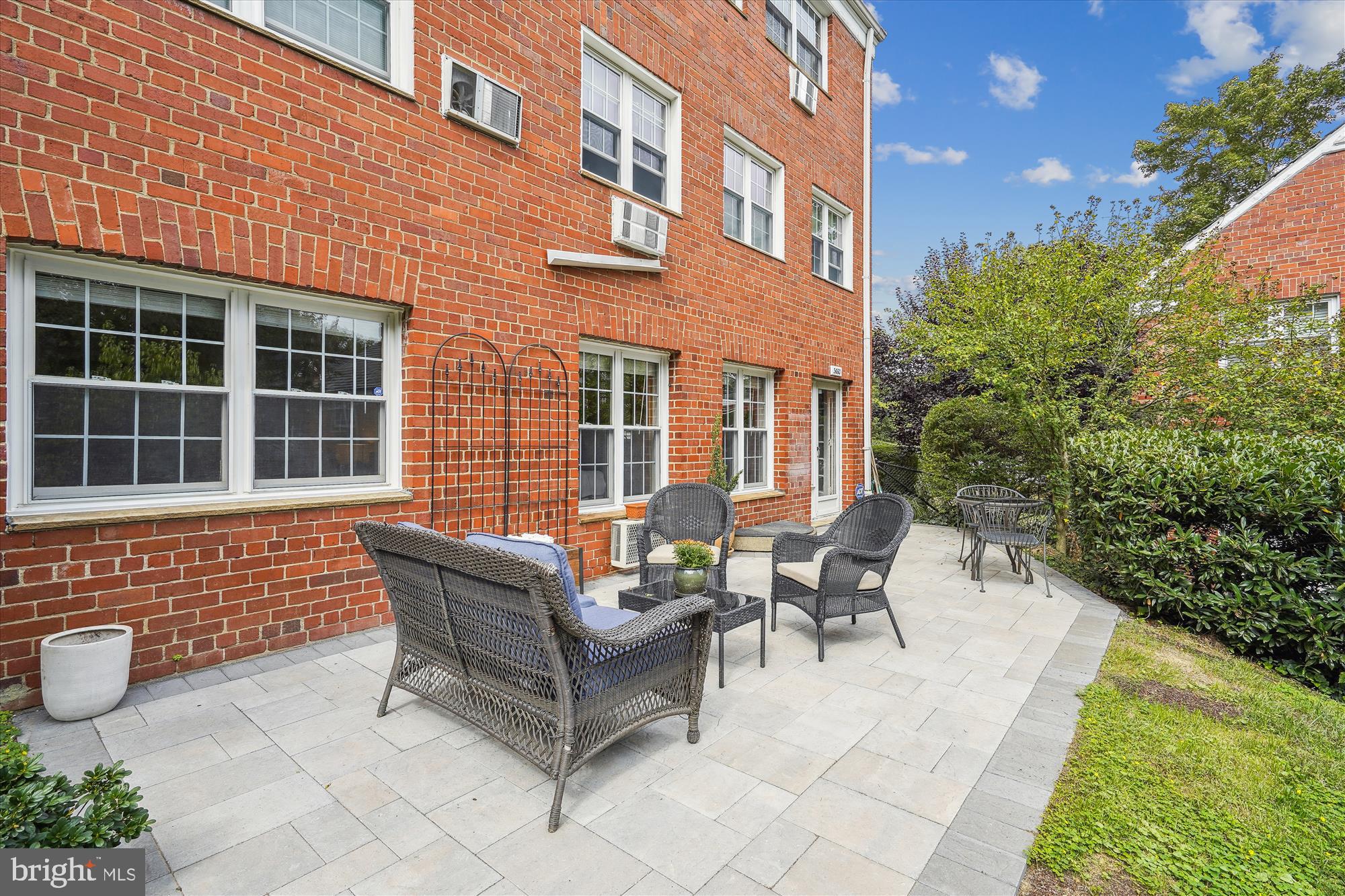 3660 Gunston Road Alexandria, VA 22302 - Photo 2 of 20 Garden, relax, and entertain!