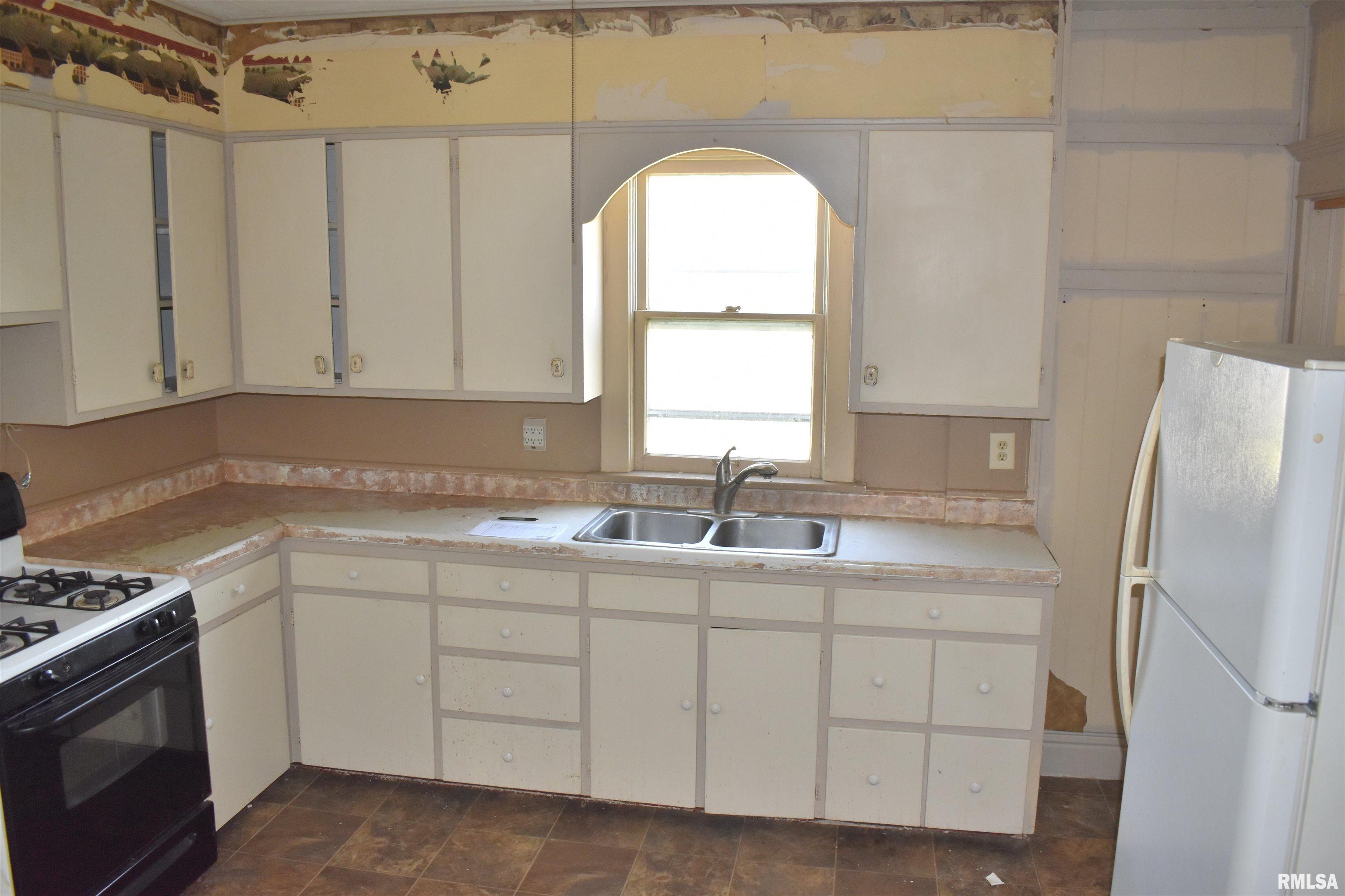 810 South Main Street Monmouth, IL 61462 - Photo 5 of 13