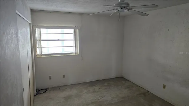 a view of empty room with a ceiling fan
