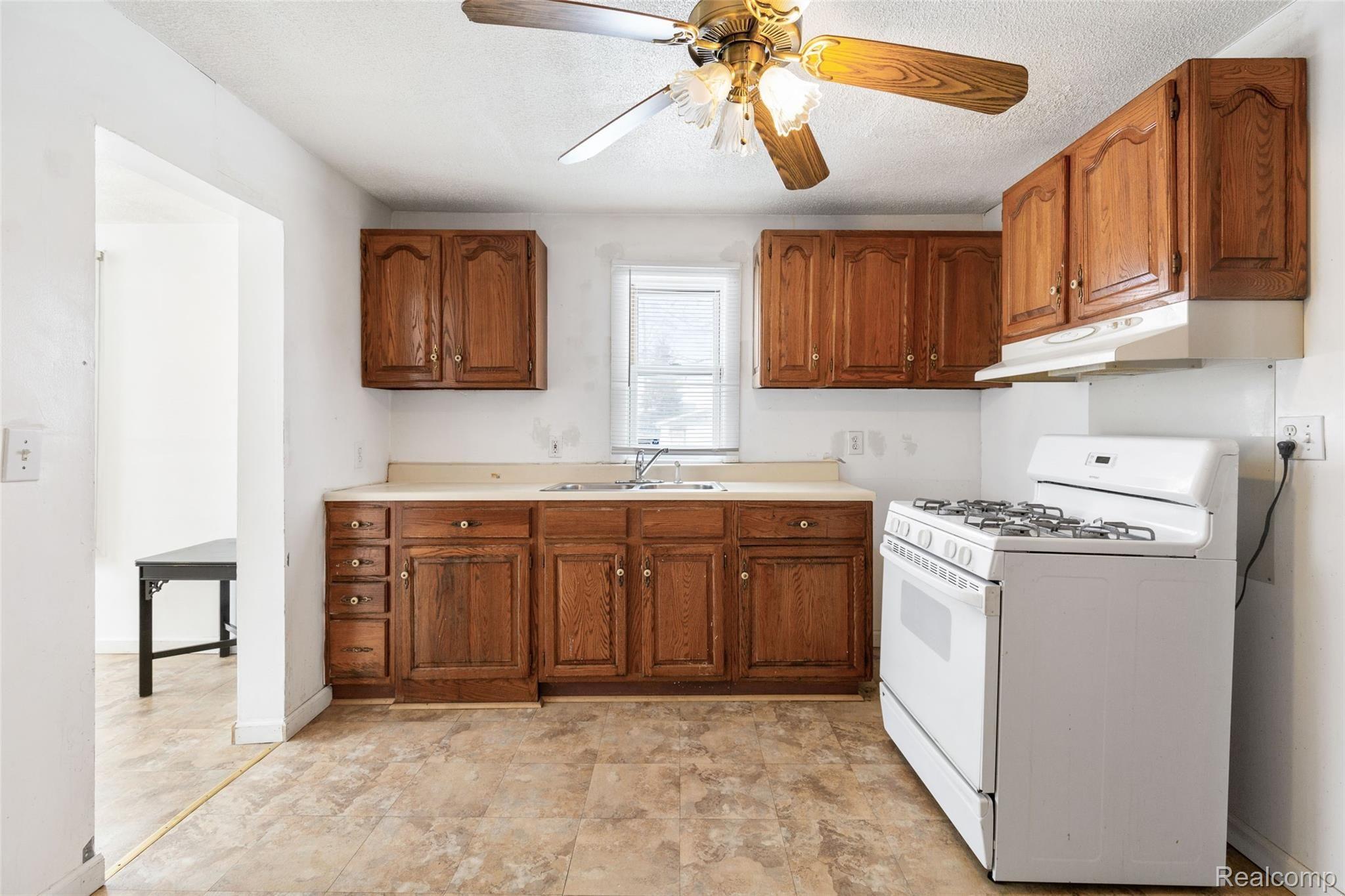 181 Harrison Street Pontiac, MI 48341 - Photo 7 of 15 Kitchen