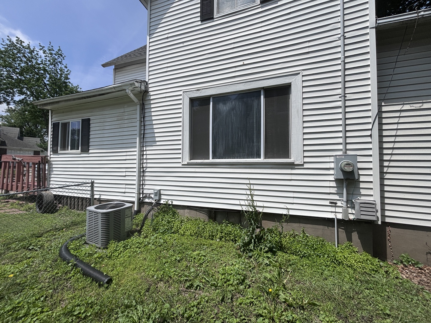 1219 South 7th Street Clinton, IA 52732 - Photo 4 of 15 a view of a back side of house