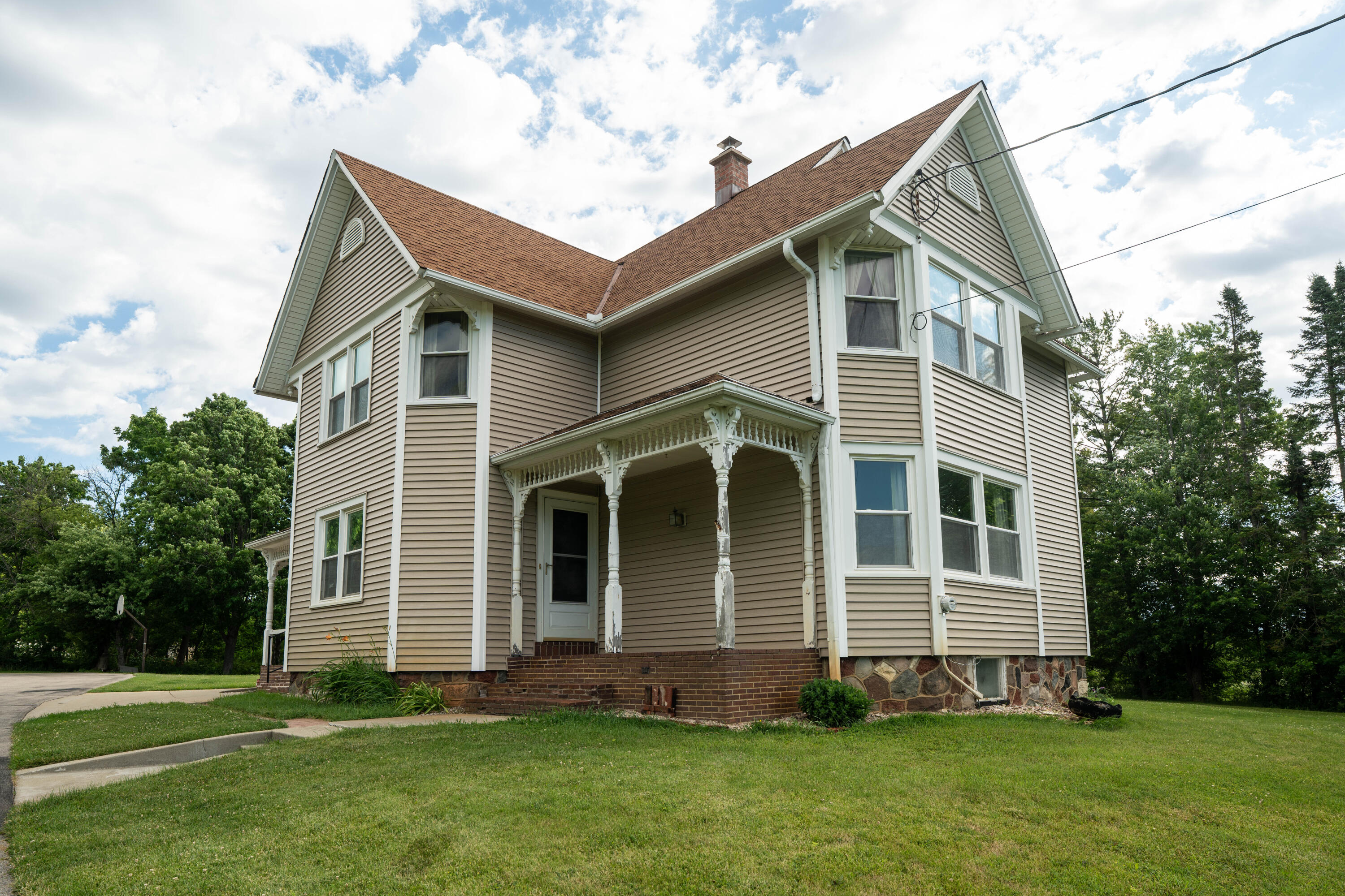 19272 West Coffee Road New Berlin, WI 53146 - Photo 5 of 49 Exterior
