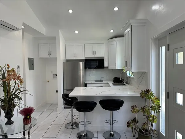 $2,500 | 7013 Bellaire Avenue, North Hollywood, CA 91605
