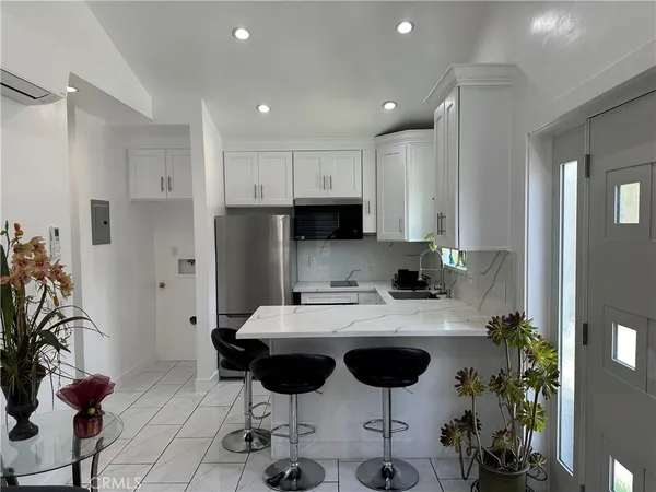 $2,500 | 7013 Bellaire Avenue, North Hollywood, CA 91605