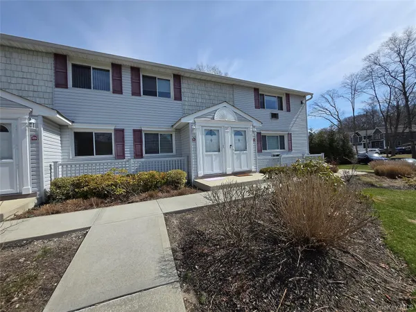 $399,999 | 215 Terry Road, Unit 9A, Smithtown, NY 11787