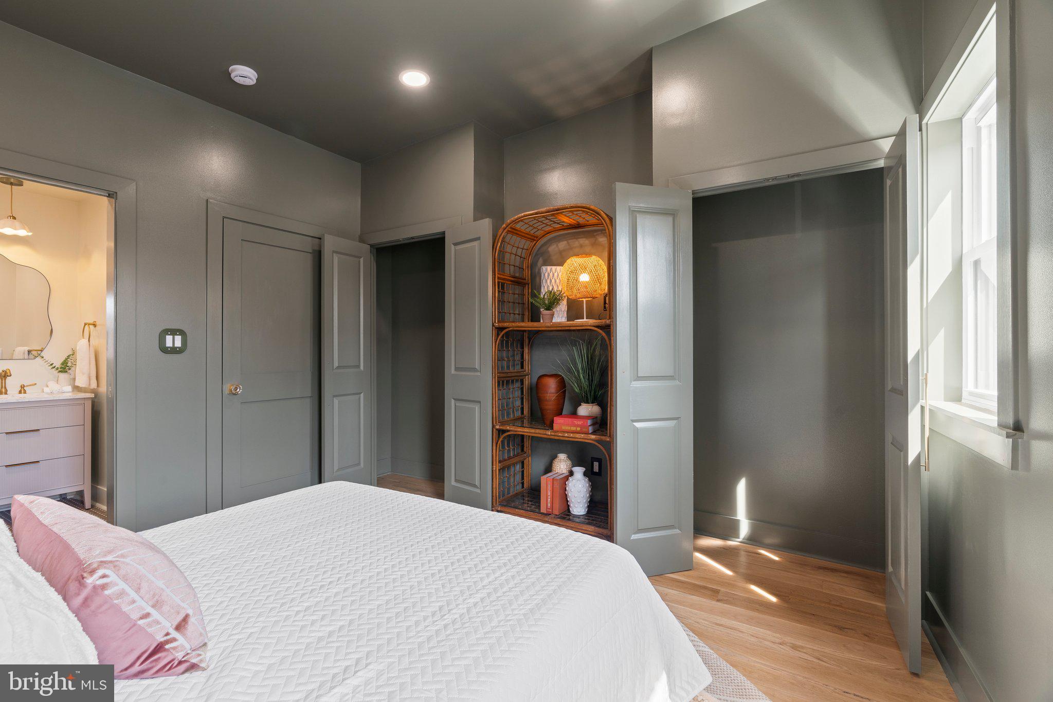 1031 Mercy Street Philadelphia, PA 19148 - Photo 24 of 34 a bedroom with a bed and a television