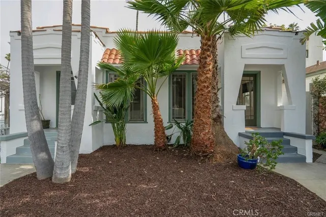 a view of a entrance of the house
