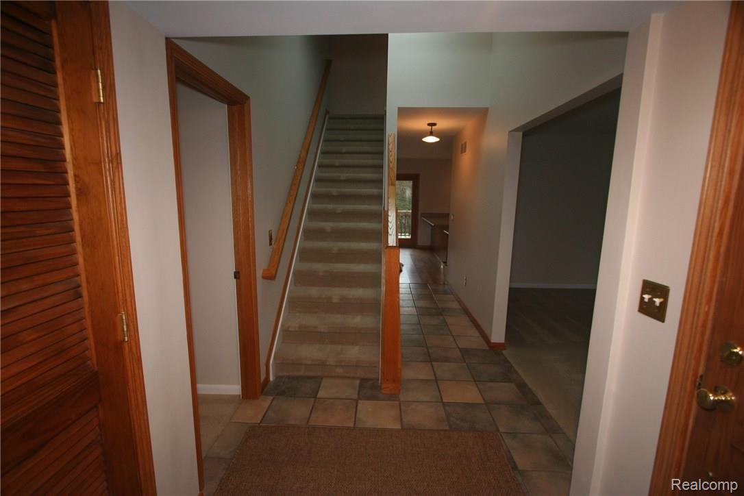 5193 King Road Howell, MI 48843 - Photo 3 of 25 Foyer