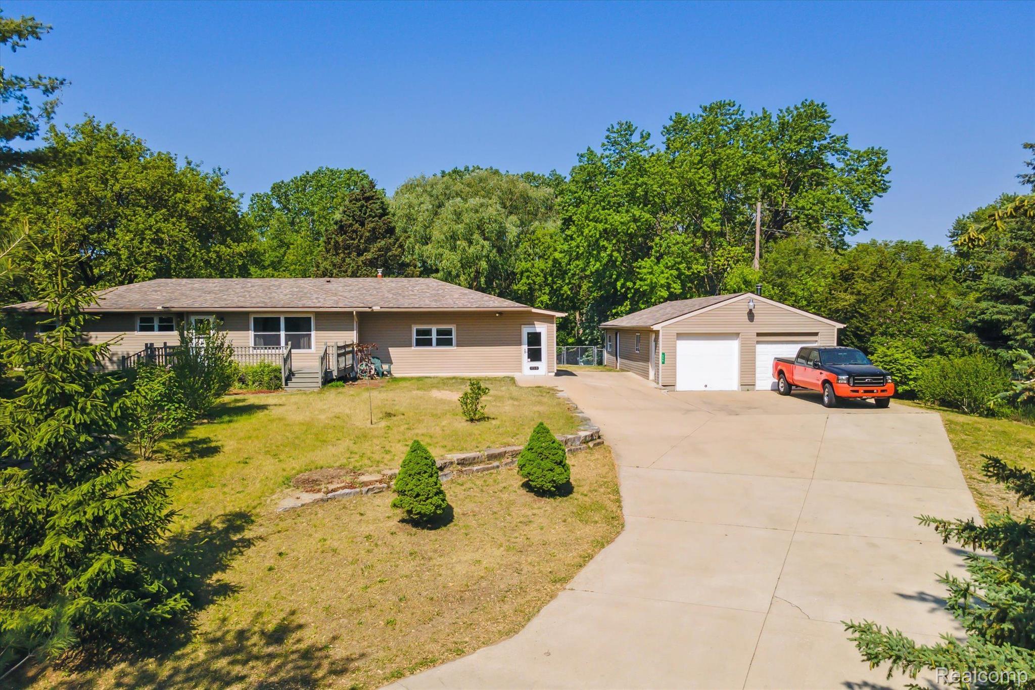 956 Hemingway Road Lake Orion, MI 48362 - Photo 2 of 70 Gallery Image 2
