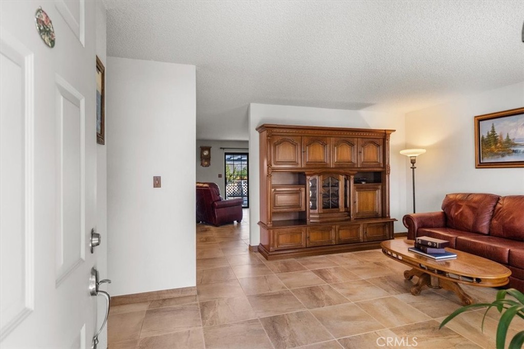 19613 Meadows Road Tehachapi, CA 93561 - Photo 6 of 51 Entryway.