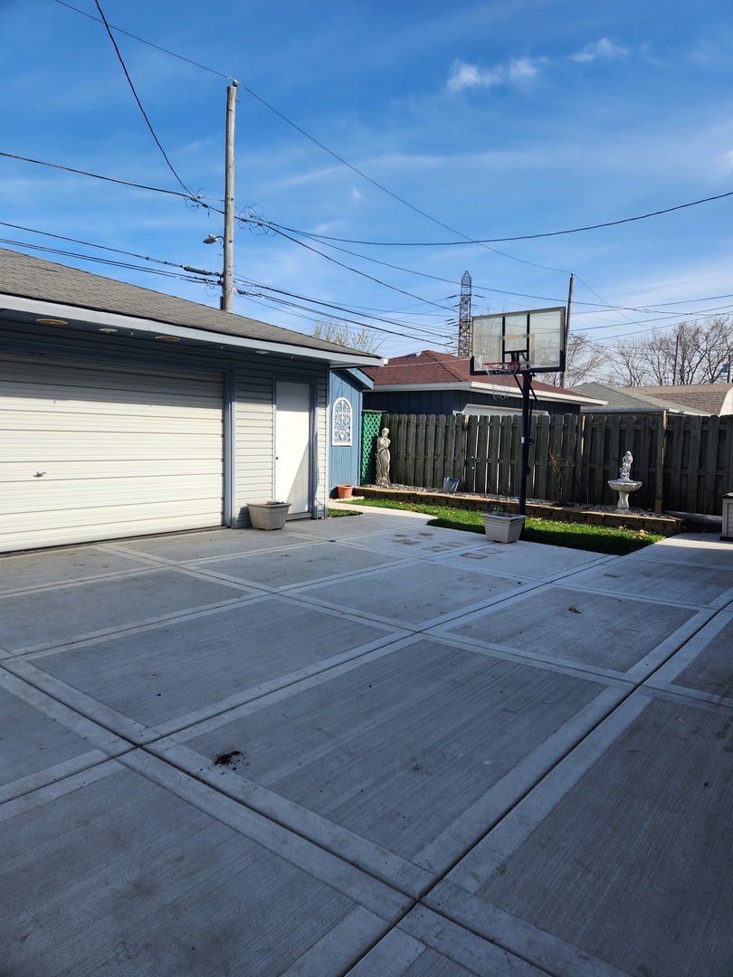 11723 South Ave J Chicago, IL 60617 - Photo 32 of 32 a view of a basket ball ground