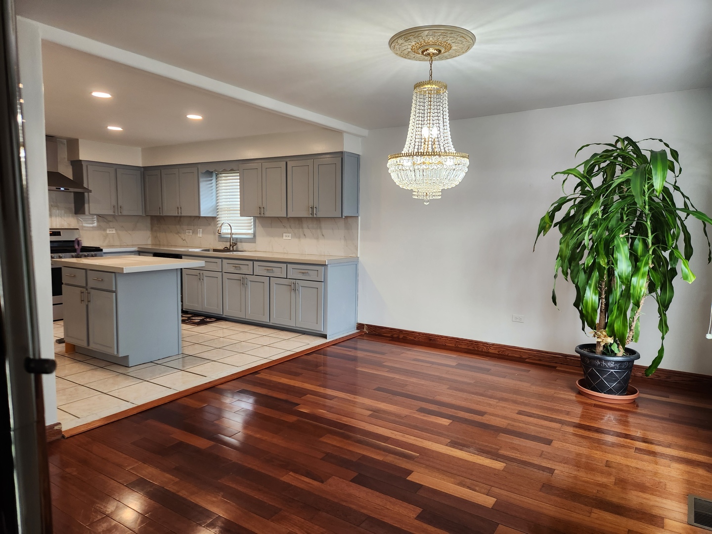 11723 South Ave J Chicago, IL 60617 - Photo 9 of 32 a view of a kitchen with microwave and cabinets