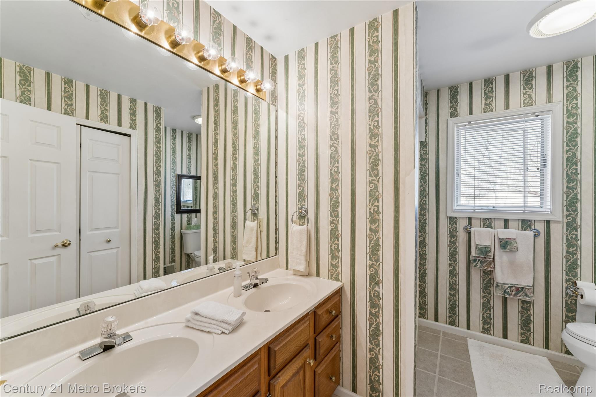 5464 North Seymour Road Flushing, MI 48433 - Photo 26 of 59 Full bathroom with double vanity