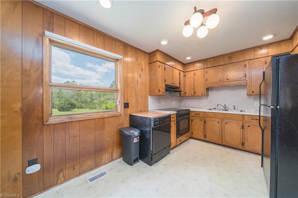 1405 Austin Traphill Road Elkin, NC 28621 - Photo 10 of 23 Gallery Image 10
