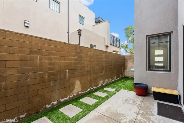 a view of a patio with open kitchen