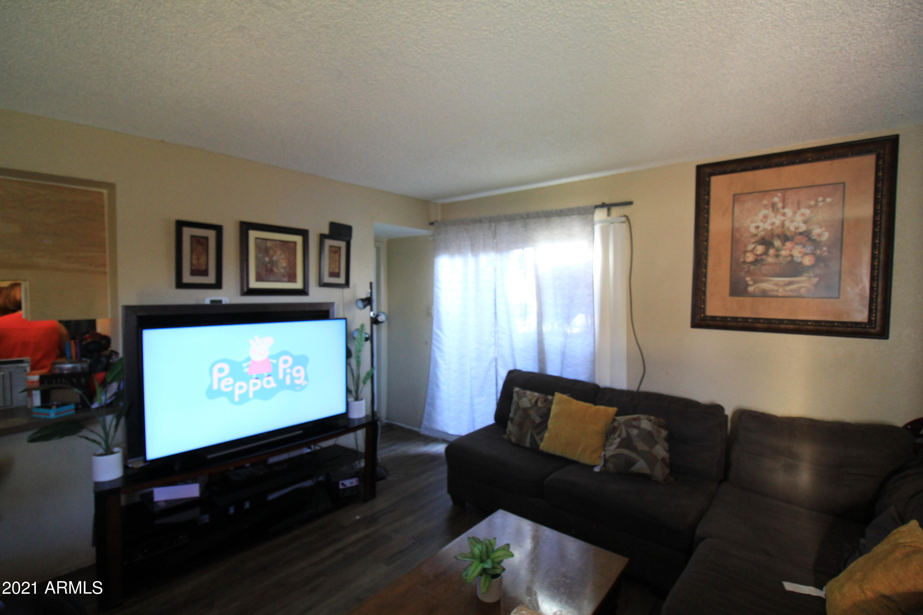 4040 West Palomino Road Phoenix, AZ 85019 - Photo 2 of 13 Living room